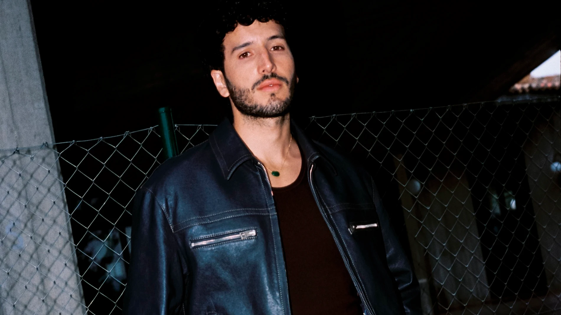 Sebastián Yatra confiesa que duerme con sus padres, generando amplio debate en redes