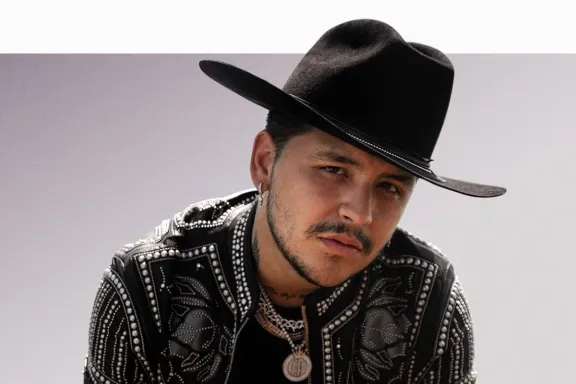 Christian Nodal cláusula