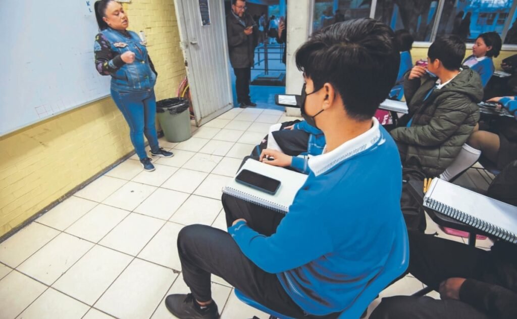 Regulación celular escuelas México