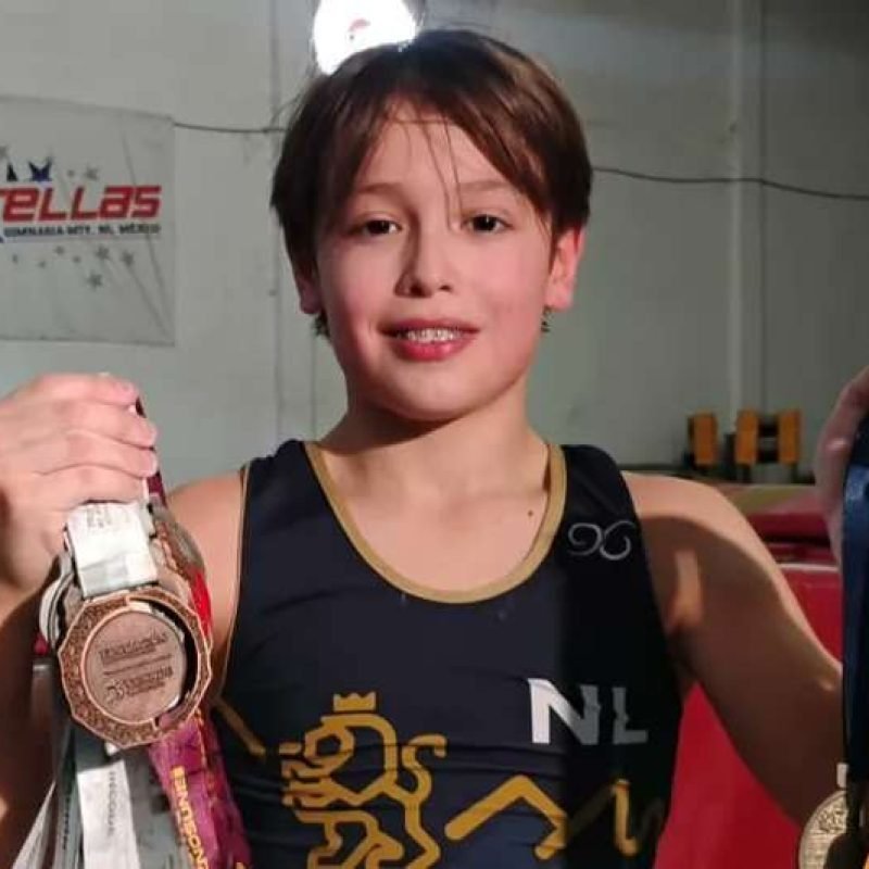 Ángel Paz posando con sus medallas