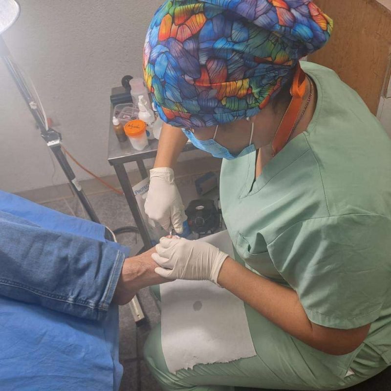 Informan sobre servicios especializados de podología en Salud Municipal