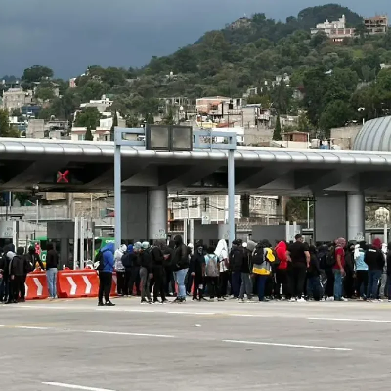 Normalistas-de-Ayotzinapa-caseta-tlalpan