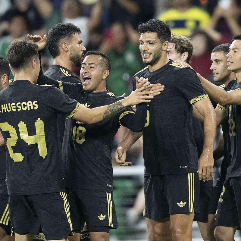Raúl Jiménez y compañeros celebrando