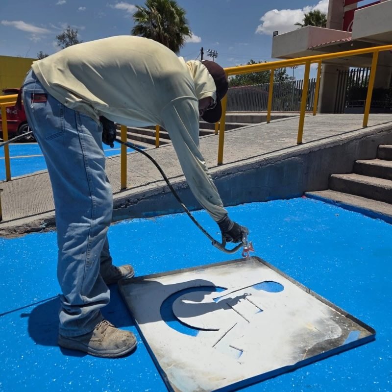 Refuerza SIMV trabajos de señalética y pintura vertical para fortalecer la movilidad y seguridad en Torreón