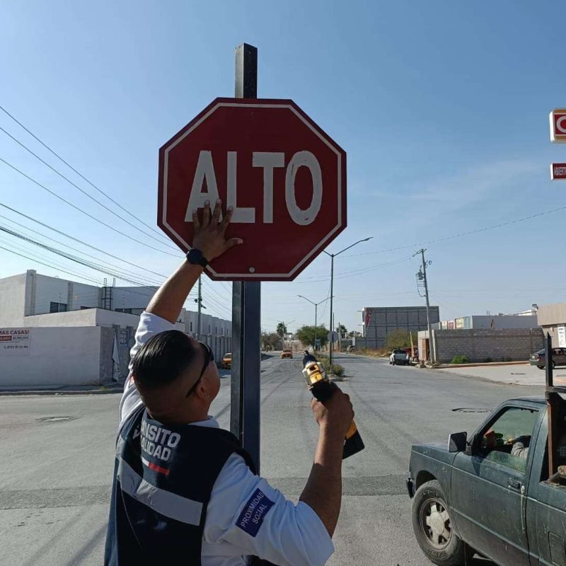 Refuerzan seguridad vial con instalación de señalamientos de alto en calzada La Joya