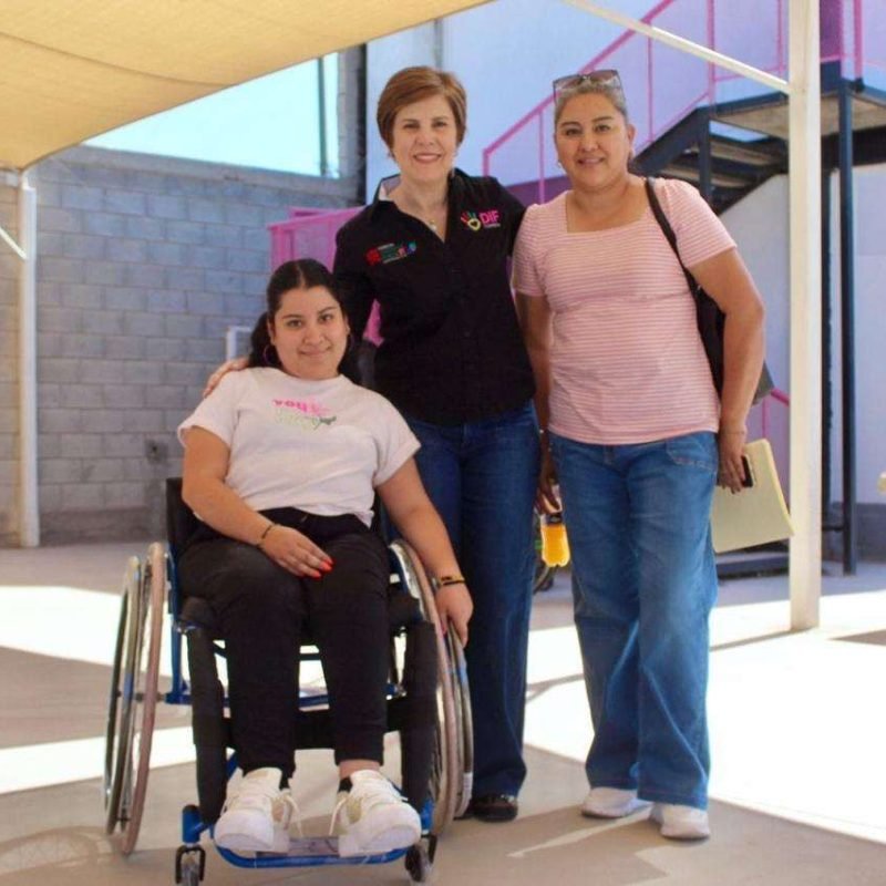 La señora Selina Bremer de Cepeda, presidenta honoraria de DIF Torreón, estuvo presente en la entrega.