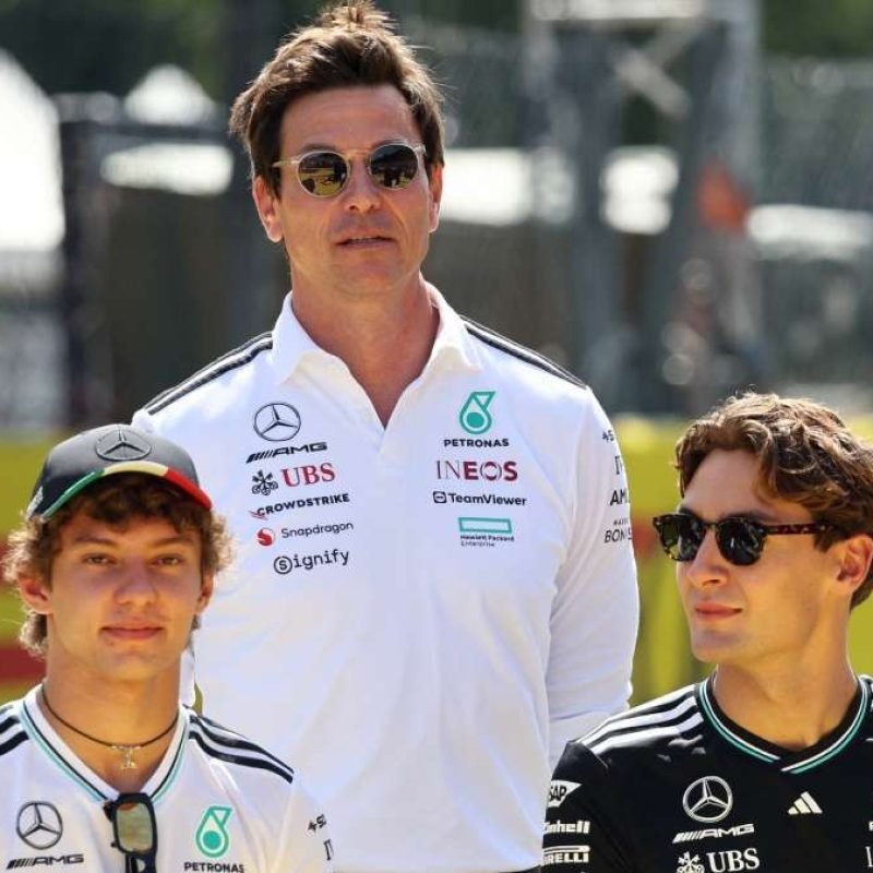 jefe de mecánicos y dupla de pilotos de Mercedes AMG F1 Team