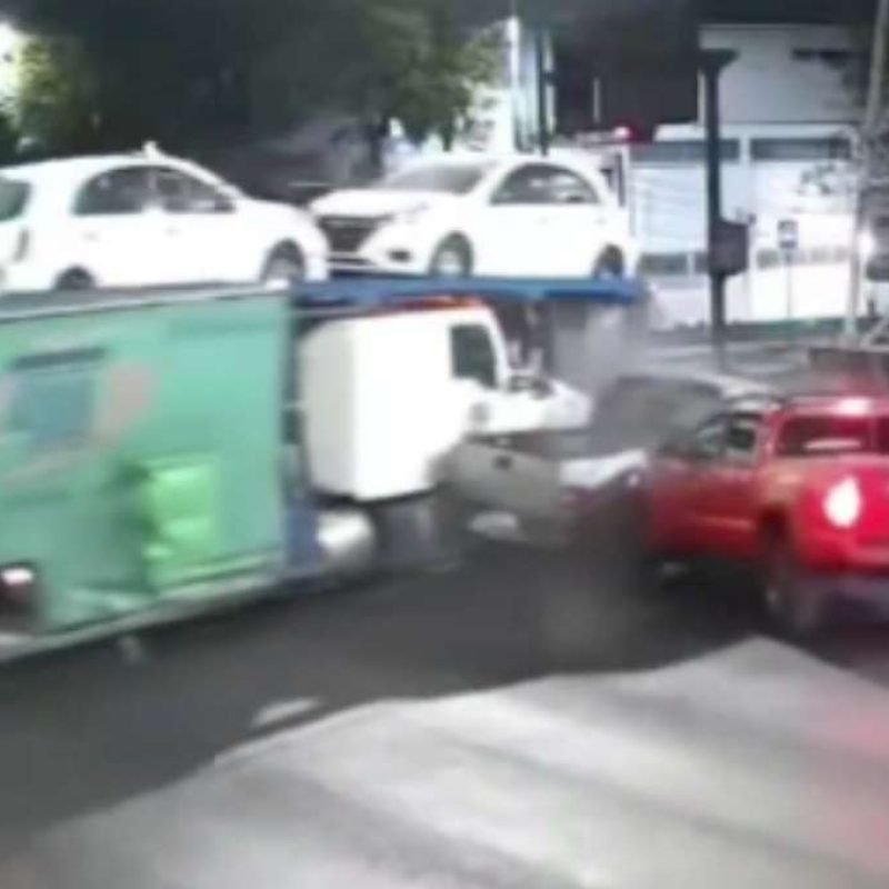 trailer-choque-semaforo-autos-iztacalco